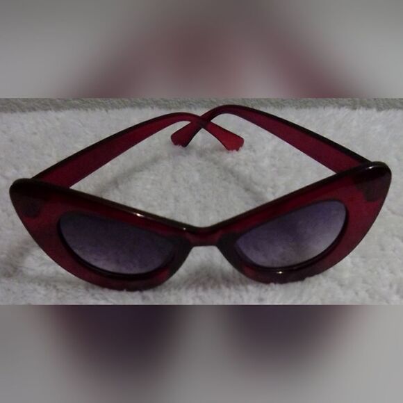Vintage-Inspired Burgundy Cat-Eye Sunglasses - Picture 1 of 4